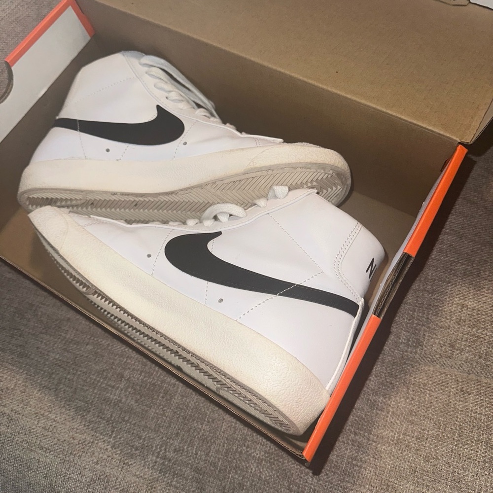 Nike Blazer Mid '77 (Women Size 7)